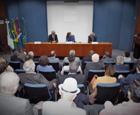 Inauguração da obra de arte "Tributo" em homenagem à Darcy Ribeiro, pelo artista cubano José Villa Soberón. Foto: Beto Monteiro/Ascom UnB. 28/04/2023
